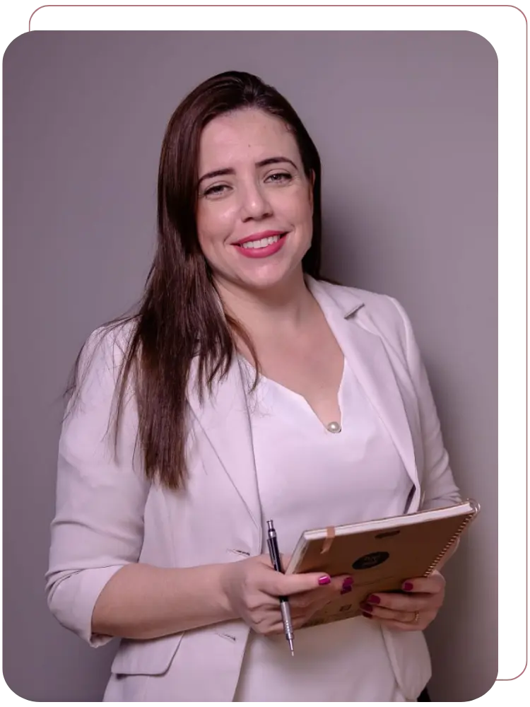 Ágata Caetano segurando um caderno